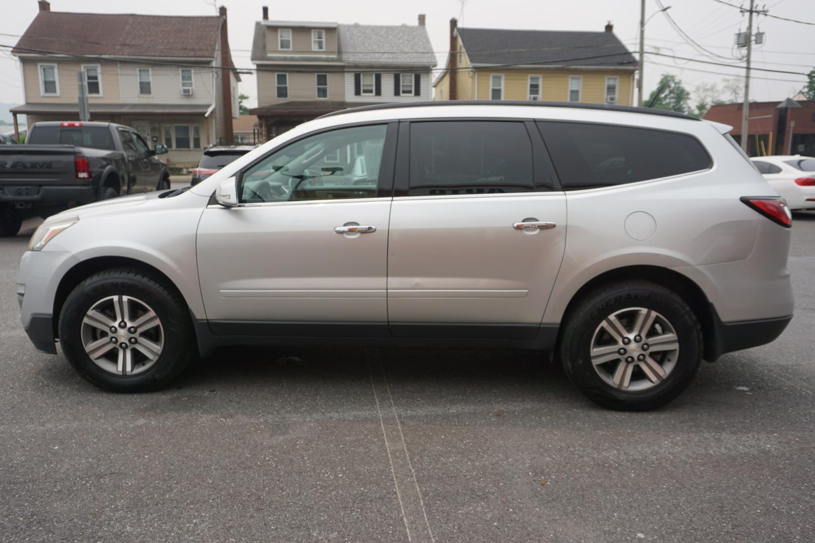 2017 GRAY /BLACK CHEVROLET TRAVERSE 1LT (1GNKVGKD0HJ) with an 3.6L V6 engine, AUTOMATIC transmission, located at 312 Centre Ave, Schuylkill Haven, PA, 17972, (570) 593-5278, 40.638130, -76.177383- Photo#1