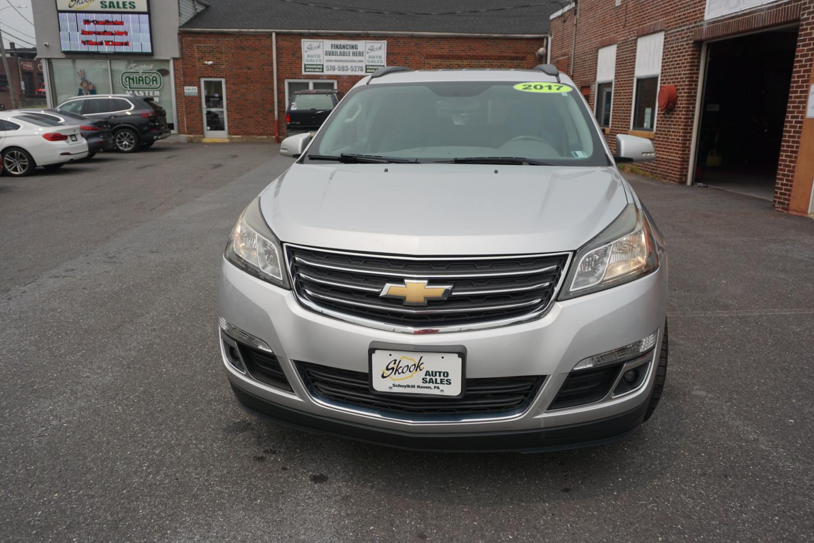 2017 GRAY /BLACK CHEVROLET TRAVERSE 1LT (1GNKVGKD0HJ) with an 3.6L V6 engine, AUTOMATIC transmission, located at 312 Centre Ave, Schuylkill Haven, PA, 17972, (570) 593-5278, 40.638130, -76.177383- Photo#2