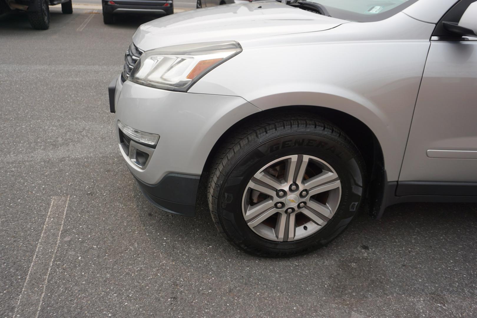 2017 GRAY /BLACK CHEVROLET TRAVERSE 1LT (1GNKVGKD0HJ) with an 3.6L V6 engine, AUTOMATIC transmission, located at 312 Centre Ave, Schuylkill Haven, PA, 17972, (570) 593-5278, 40.638130, -76.177383- Photo#4