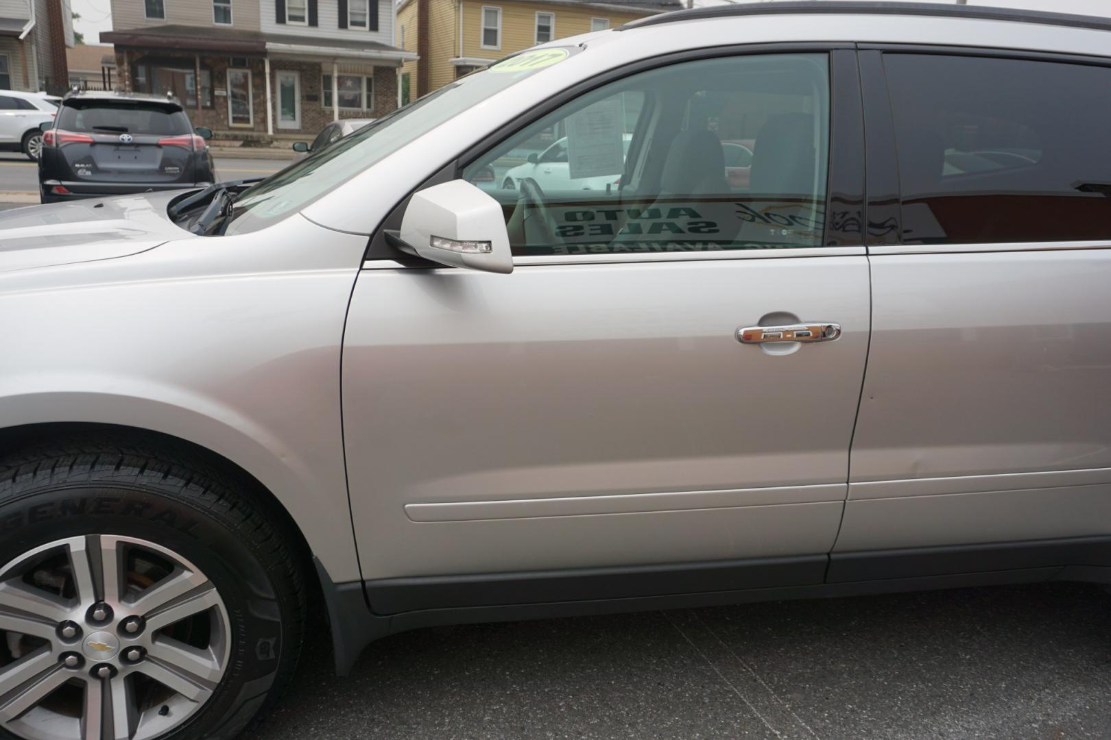 2017 GRAY /BLACK CHEVROLET TRAVERSE 1LT (1GNKVGKD0HJ) with an 3.6L V6 engine, AUTOMATIC transmission, located at 312 Centre Ave, Schuylkill Haven, PA, 17972, (570) 593-5278, 40.638130, -76.177383- Photo#5
