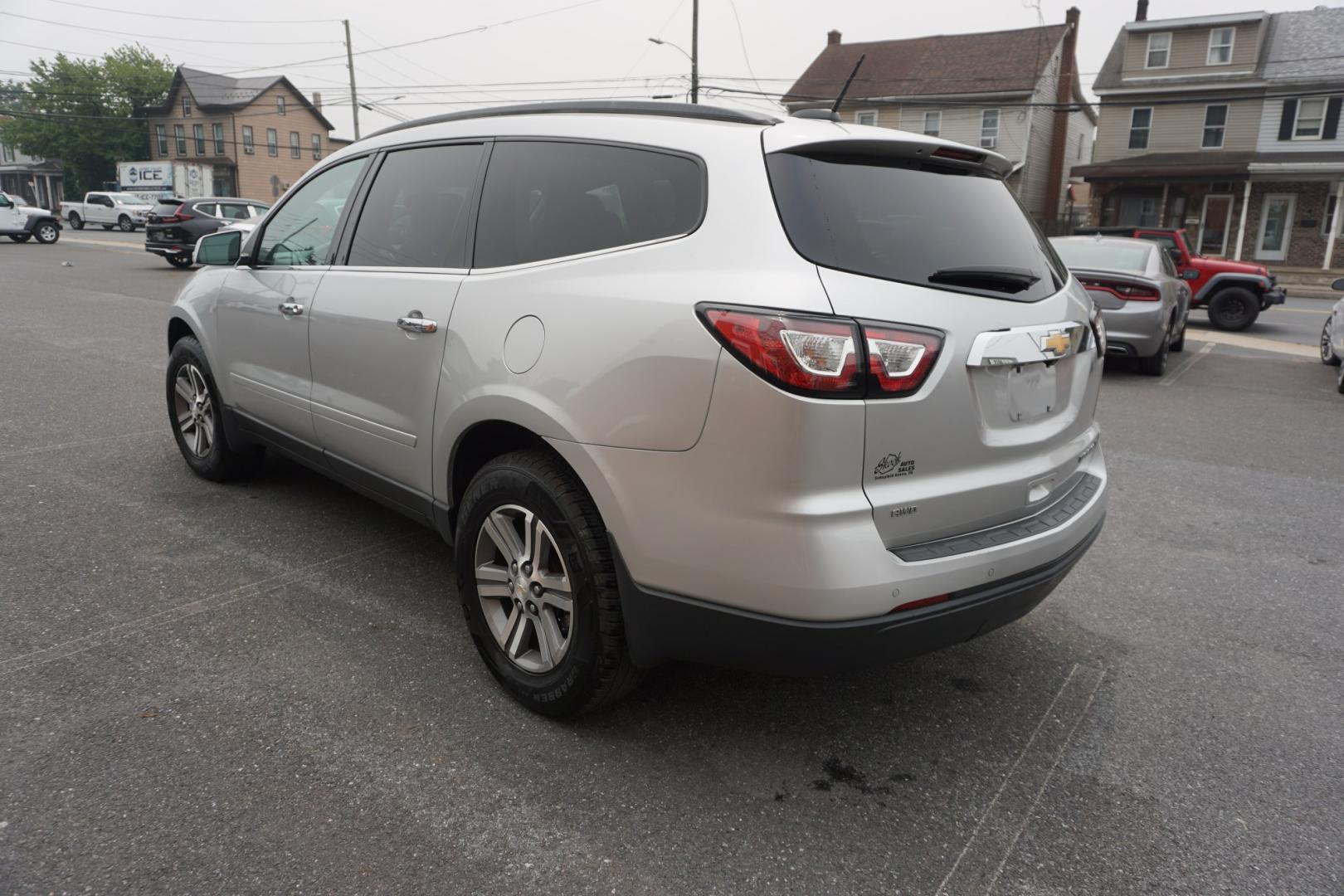 2017 GRAY /BLACK CHEVROLET TRAVERSE 1LT (1GNKVGKD0HJ) with an 3.6L V6 engine, AUTOMATIC transmission, located at 312 Centre Ave, Schuylkill Haven, PA, 17972, (570) 593-5278, 40.638130, -76.177383- Photo#8