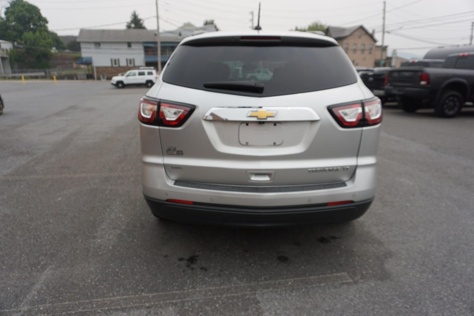 2017 GRAY /BLACK CHEVROLET TRAVERSE 1LT (1GNKVGKD0HJ) with an 3.6L V6 engine, AUTOMATIC transmission, located at 312 Centre Ave, Schuylkill Haven, PA, 17972, (570) 593-5278, 40.638130, -76.177383- Photo#9