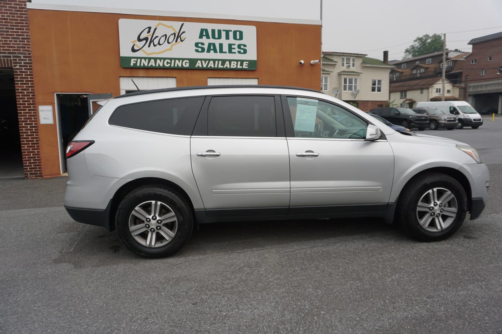 2017 GRAY /BLACK CHEVROLET TRAVERSE 1LT (1GNKVGKD0HJ) with an 3.6L V6 engine, AUTOMATIC transmission, located at 312 Centre Ave, Schuylkill Haven, PA, 17972, (570) 593-5278, 40.638130, -76.177383- Photo#10