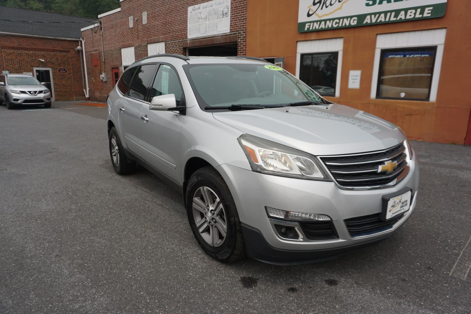 2017 GRAY /BLACK CHEVROLET TRAVERSE 1LT (1GNKVGKD0HJ) with an 3.6L V6 engine, AUTOMATIC transmission, located at 312 Centre Ave, Schuylkill Haven, PA, 17972, (570) 593-5278, 40.638130, -76.177383- Photo#16
