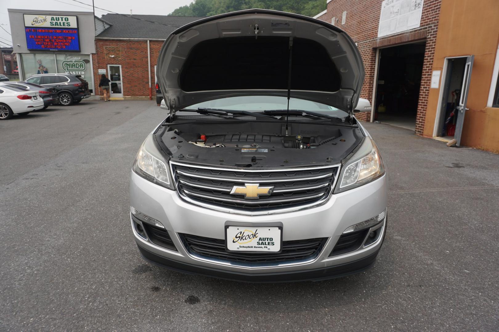 2017 GRAY /BLACK CHEVROLET TRAVERSE 1LT (1GNKVGKD0HJ) with an 3.6L V6 engine, AUTOMATIC transmission, located at 312 Centre Ave, Schuylkill Haven, PA, 17972, (570) 593-5278, 40.638130, -76.177383- Photo#17