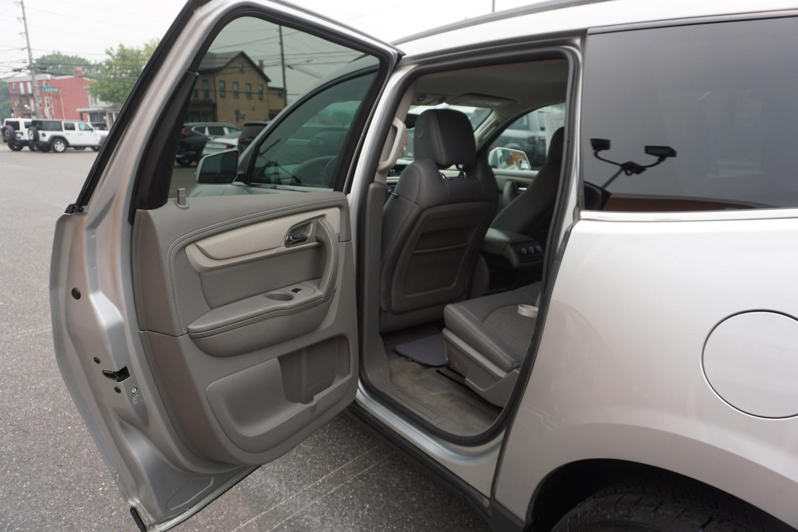 2017 GRAY /BLACK CHEVROLET TRAVERSE 1LT (1GNKVGKD0HJ) with an 3.6L V6 engine, AUTOMATIC transmission, located at 312 Centre Ave, Schuylkill Haven, PA, 17972, (570) 593-5278, 40.638130, -76.177383- Photo#31