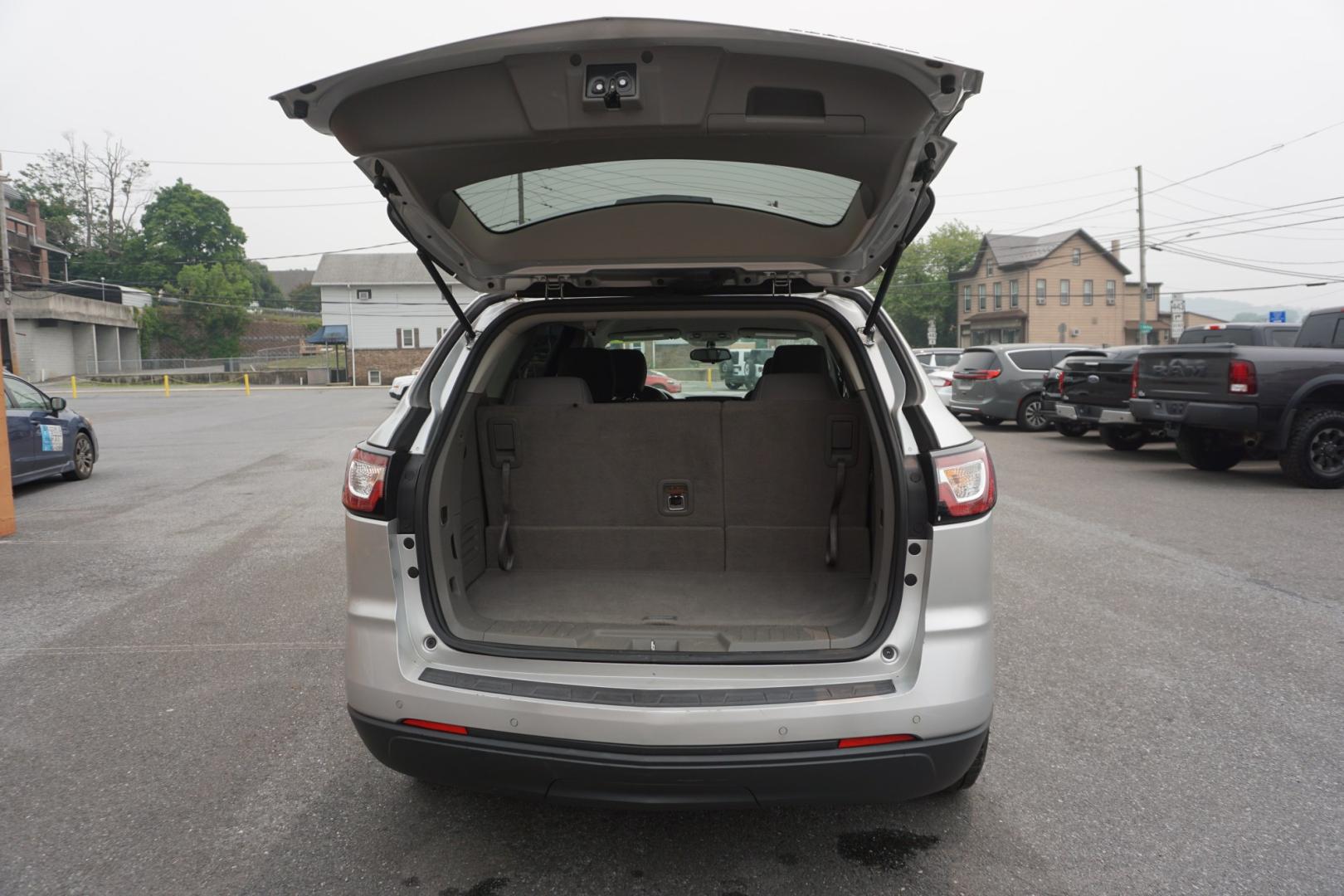 2017 GRAY /BLACK CHEVROLET TRAVERSE 1LT (1GNKVGKD0HJ) with an 3.6L V6 engine, AUTOMATIC transmission, located at 312 Centre Ave, Schuylkill Haven, PA, 17972, (570) 593-5278, 40.638130, -76.177383- Photo#32