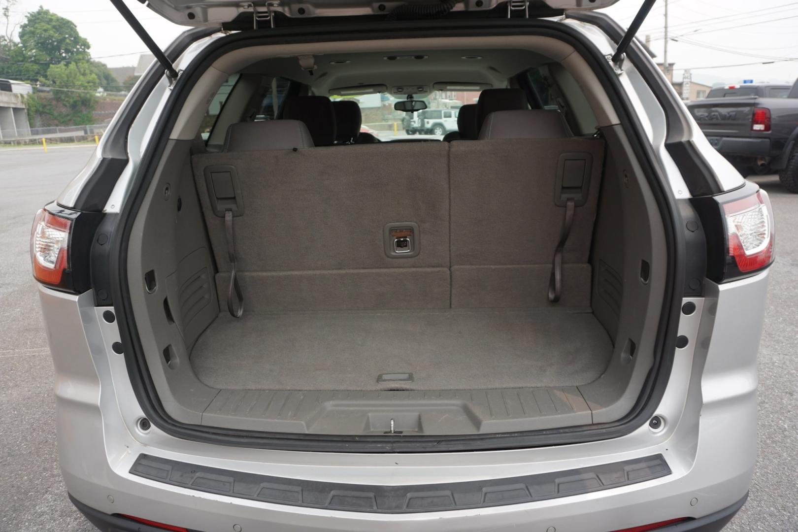 2017 GRAY /BLACK CHEVROLET TRAVERSE 1LT (1GNKVGKD0HJ) with an 3.6L V6 engine, AUTOMATIC transmission, located at 312 Centre Ave, Schuylkill Haven, PA, 17972, (570) 593-5278, 40.638130, -76.177383- Photo#33