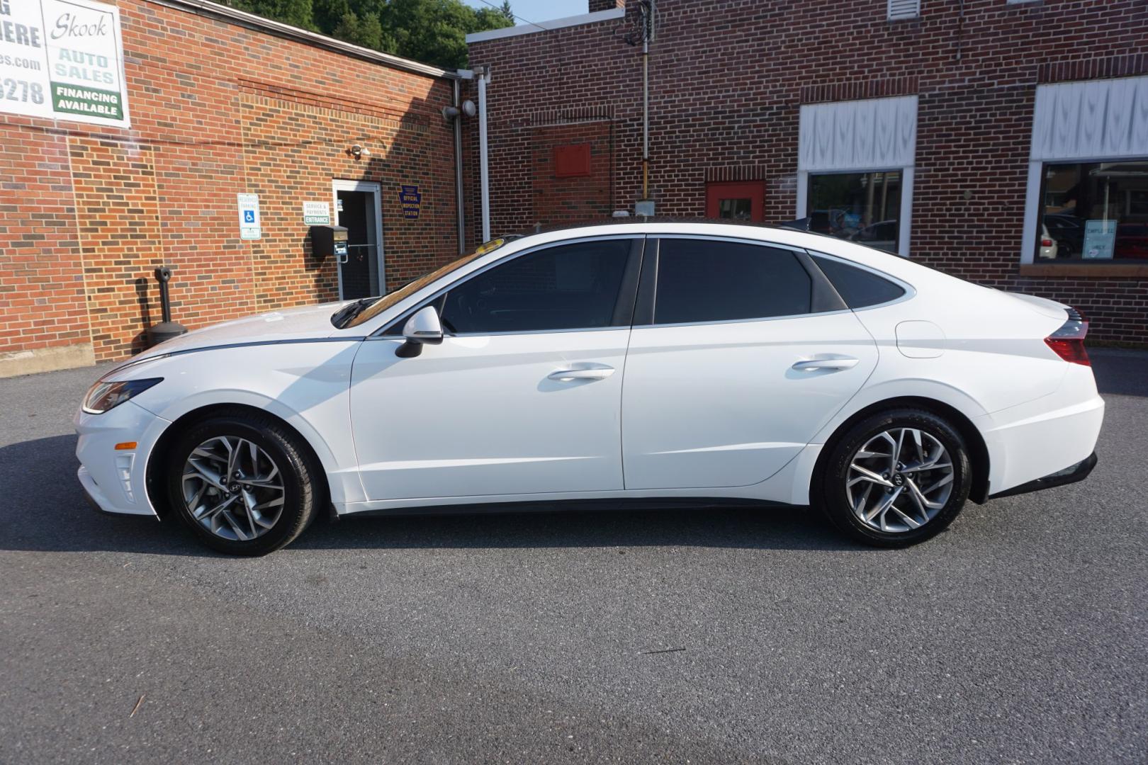 2021 WHITE /BLACK HYUNDAI SONATA SEL (5NPEF4JA5MH) with an 2.5L I4 engine, AUTOMATIC transmission, located at 312 Centre Ave, Schuylkill Haven, PA, 17972, (570) 593-5278, 40.638130, -76.177383- Photo#0