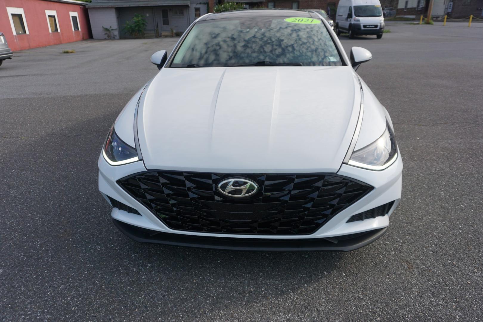 2021 WHITE /BLACK HYUNDAI SONATA SEL (5NPEF4JA5MH) with an 2.5L I4 engine, AUTOMATIC transmission, located at 312 Centre Ave, Schuylkill Haven, PA, 17972, (570) 593-5278, 40.638130, -76.177383- Photo#1