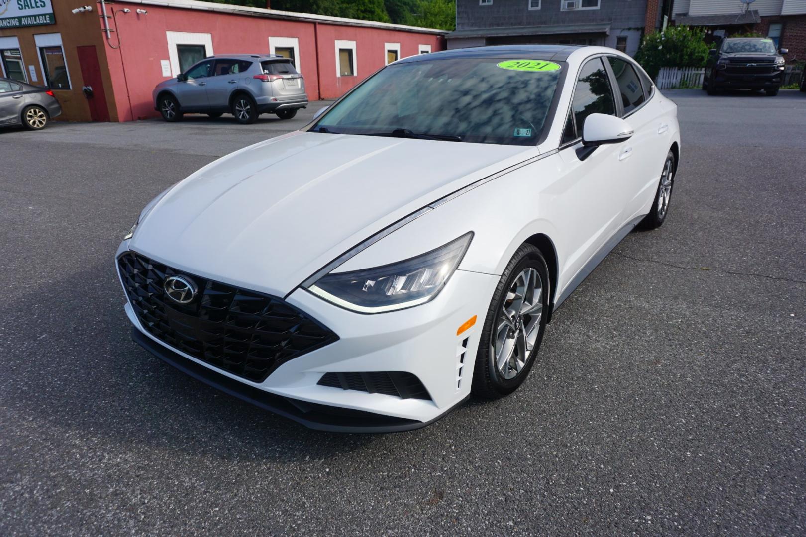 2021 WHITE /BLACK HYUNDAI SONATA SEL (5NPEF4JA5MH) with an 2.5L I4 engine, AUTOMATIC transmission, located at 312 Centre Ave, Schuylkill Haven, PA, 17972, (570) 593-5278, 40.638130, -76.177383- Photo#3