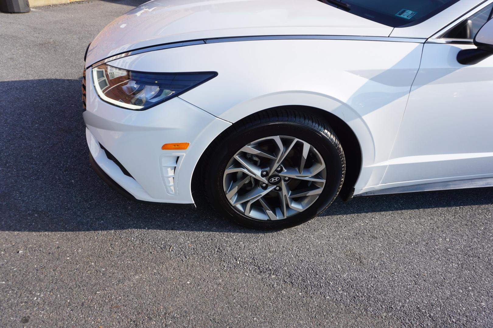 2021 WHITE /BLACK HYUNDAI SONATA SEL (5NPEF4JA5MH) with an 2.5L I4 engine, AUTOMATIC transmission, located at 312 Centre Ave, Schuylkill Haven, PA, 17972, (570) 593-5278, 40.638130, -76.177383- Photo#4