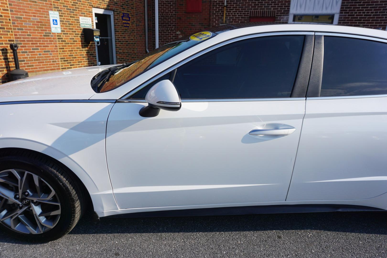 2021 WHITE /BLACK HYUNDAI SONATA SEL (5NPEF4JA5MH) with an 2.5L I4 engine, AUTOMATIC transmission, located at 312 Centre Ave, Schuylkill Haven, PA, 17972, (570) 593-5278, 40.638130, -76.177383- Photo#5