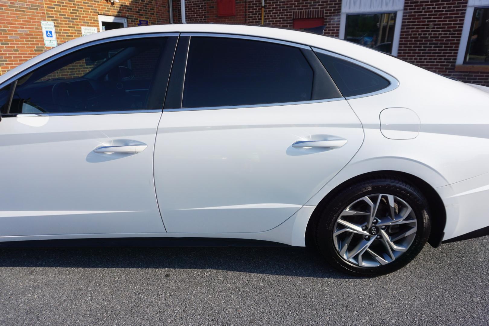 2021 WHITE /BLACK HYUNDAI SONATA SEL (5NPEF4JA5MH) with an 2.5L I4 engine, AUTOMATIC transmission, located at 312 Centre Ave, Schuylkill Haven, PA, 17972, (570) 593-5278, 40.638130, -76.177383- Photo#6