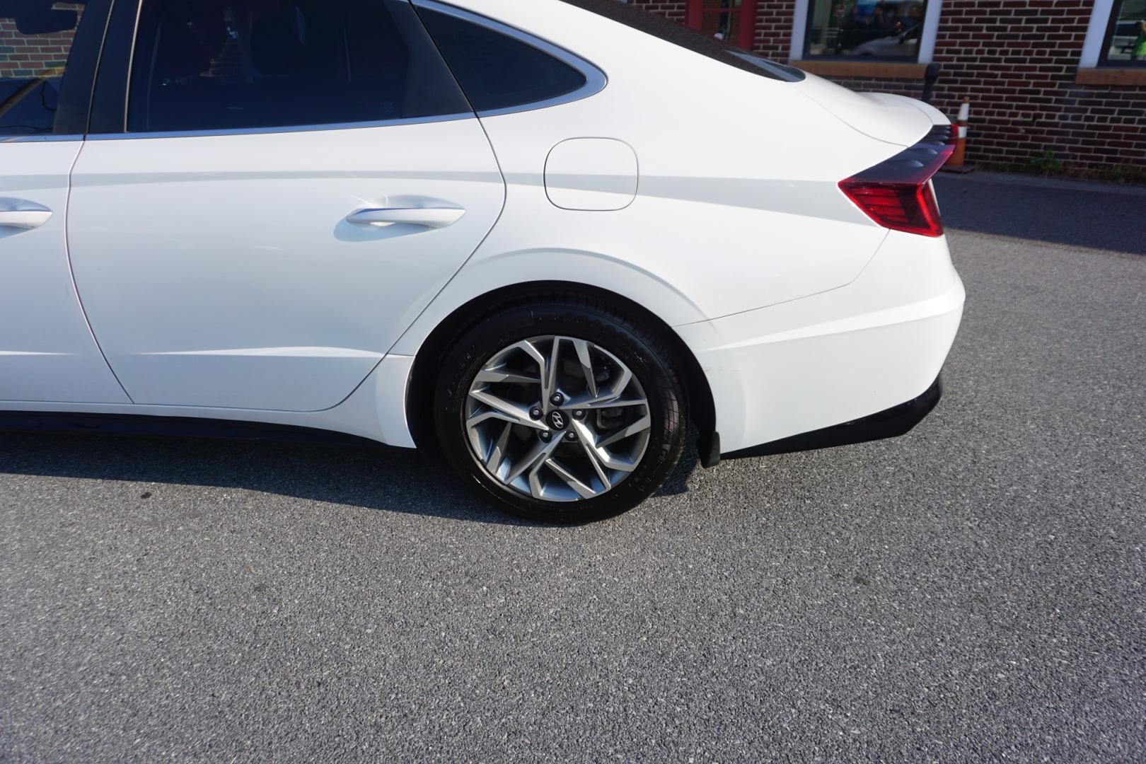 2021 WHITE /BLACK HYUNDAI SONATA SEL (5NPEF4JA5MH) with an 2.5L I4 engine, AUTOMATIC transmission, located at 312 Centre Ave, Schuylkill Haven, PA, 17972, (570) 593-5278, 40.638130, -76.177383- Photo#7