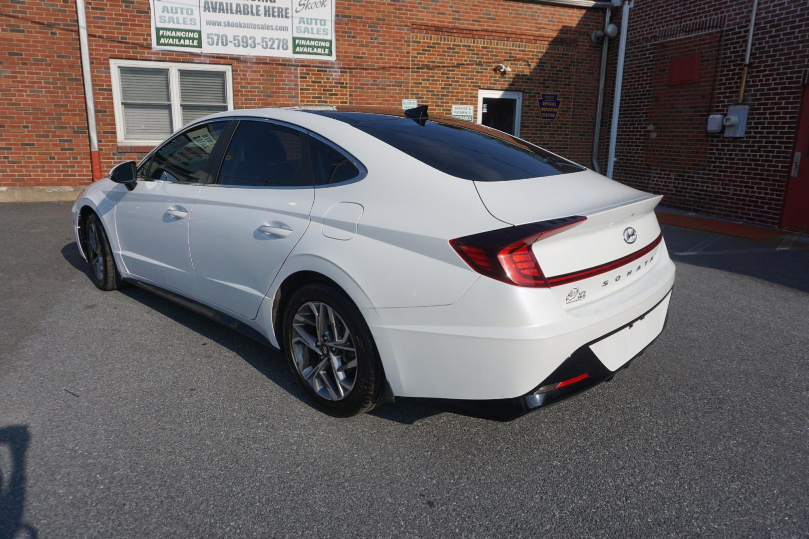 2021 WHITE /BLACK HYUNDAI SONATA SEL (5NPEF4JA5MH) with an 2.5L I4 engine, AUTOMATIC transmission, located at 312 Centre Ave, Schuylkill Haven, PA, 17972, (570) 593-5278, 40.638130, -76.177383- Photo#8