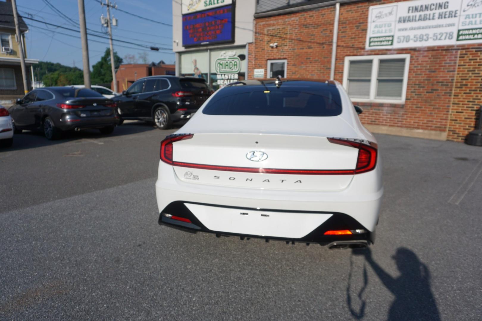 2021 WHITE /BLACK HYUNDAI SONATA SEL (5NPEF4JA5MH) with an 2.5L I4 engine, AUTOMATIC transmission, located at 312 Centre Ave, Schuylkill Haven, PA, 17972, (570) 593-5278, 40.638130, -76.177383- Photo#9
