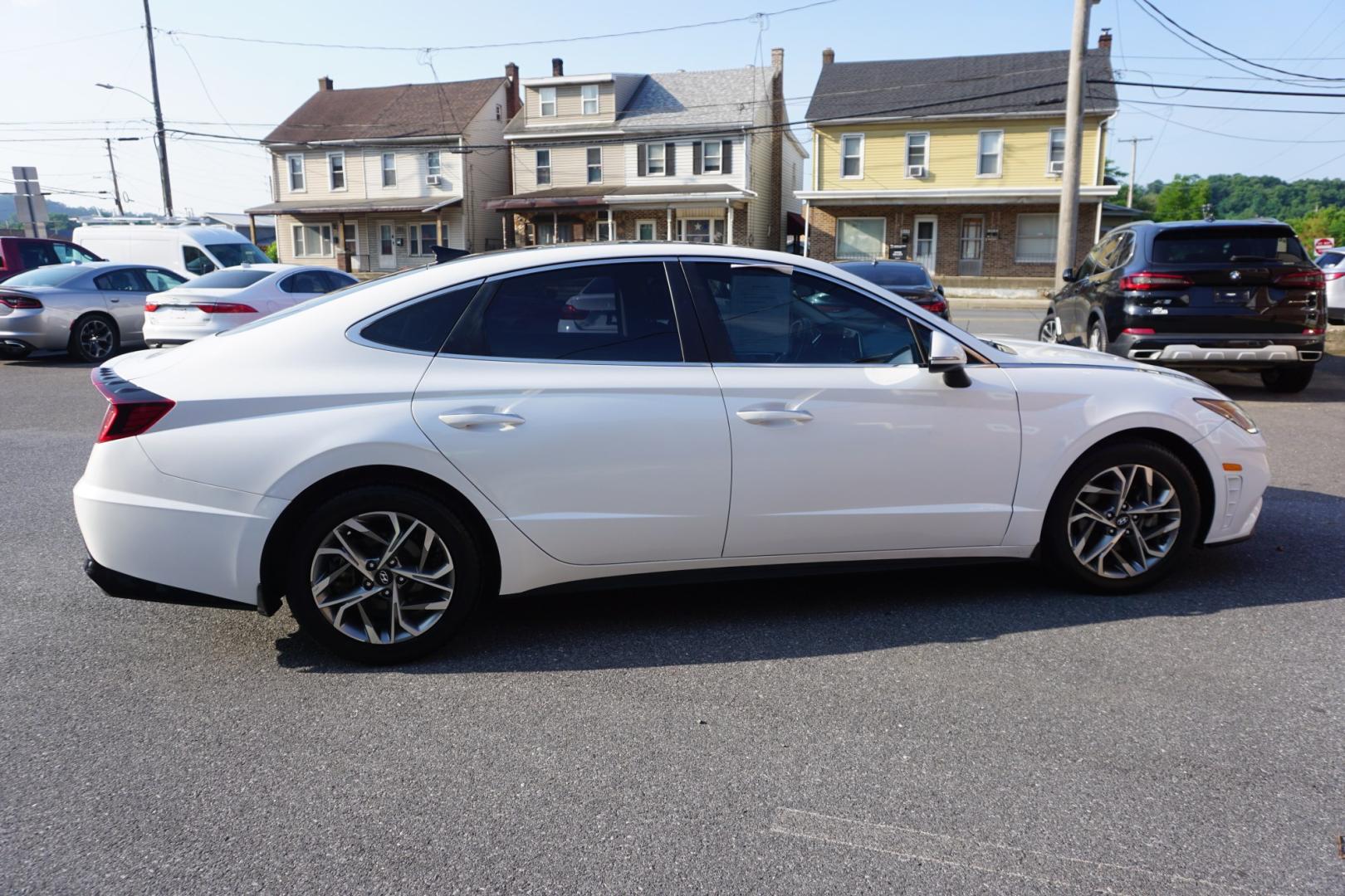 2021 WHITE /BLACK HYUNDAI SONATA SEL (5NPEF4JA5MH) with an 2.5L I4 engine, AUTOMATIC transmission, located at 312 Centre Ave, Schuylkill Haven, PA, 17972, (570) 593-5278, 40.638130, -76.177383- Photo#10