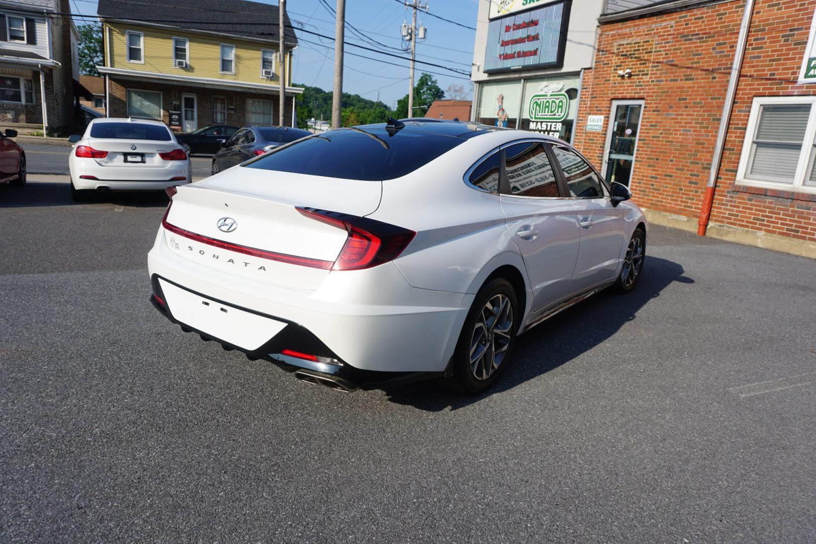 2021 WHITE /BLACK HYUNDAI SONATA SEL (5NPEF4JA5MH) with an 2.5L I4 engine, AUTOMATIC transmission, located at 312 Centre Ave, Schuylkill Haven, PA, 17972, (570) 593-5278, 40.638130, -76.177383- Photo#11
