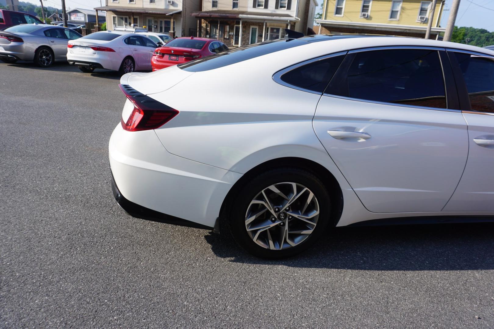 2021 WHITE /BLACK HYUNDAI SONATA SEL (5NPEF4JA5MH) with an 2.5L I4 engine, AUTOMATIC transmission, located at 312 Centre Ave, Schuylkill Haven, PA, 17972, (570) 593-5278, 40.638130, -76.177383- Photo#12