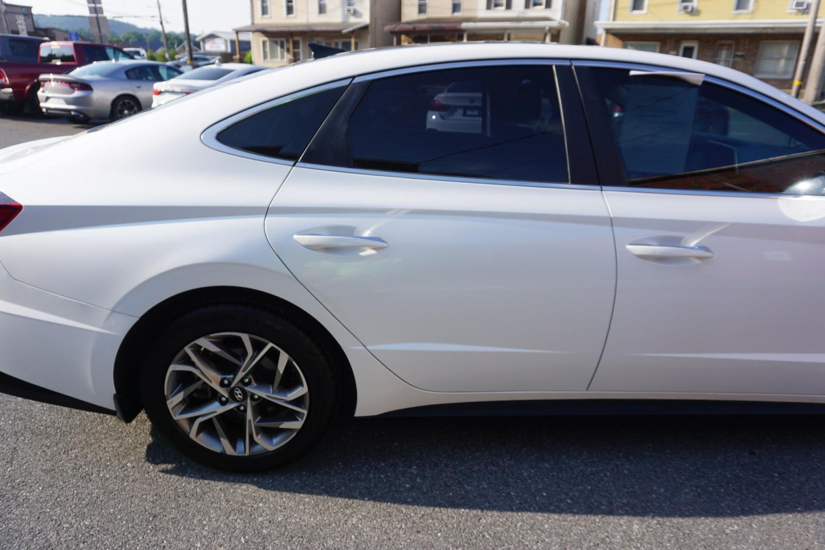 2021 WHITE /BLACK HYUNDAI SONATA SEL (5NPEF4JA5MH) with an 2.5L I4 engine, AUTOMATIC transmission, located at 312 Centre Ave, Schuylkill Haven, PA, 17972, (570) 593-5278, 40.638130, -76.177383- Photo#13