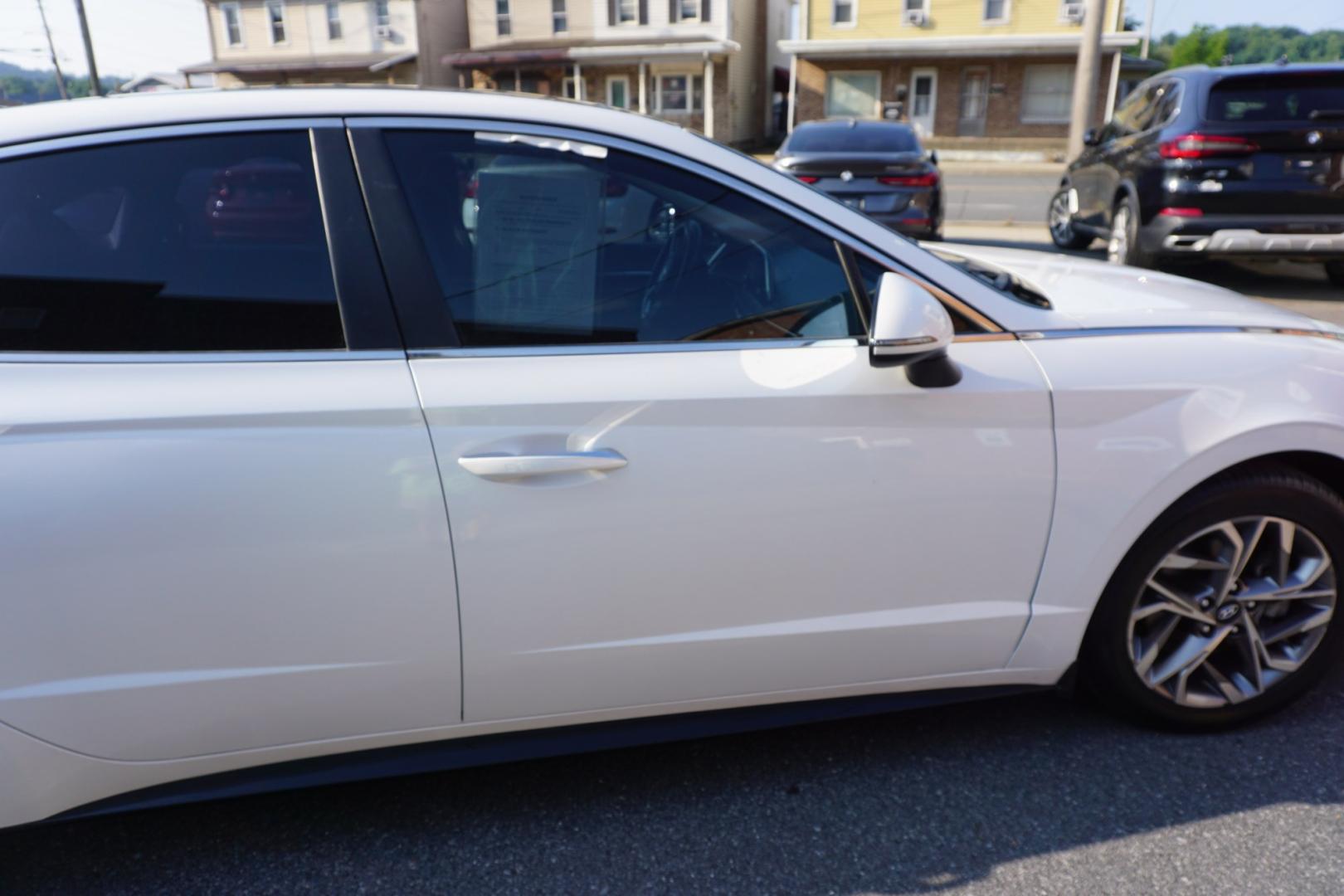 2021 WHITE /BLACK HYUNDAI SONATA SEL (5NPEF4JA5MH) with an 2.5L I4 engine, AUTOMATIC transmission, located at 312 Centre Ave, Schuylkill Haven, PA, 17972, (570) 593-5278, 40.638130, -76.177383- Photo#14