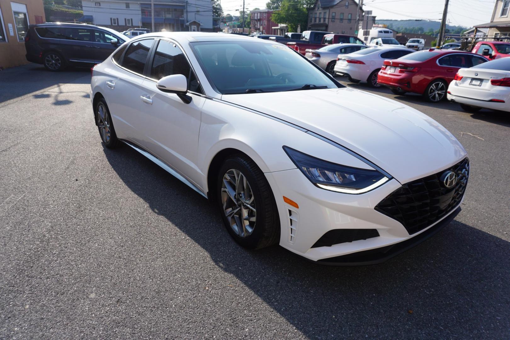 2021 WHITE /BLACK HYUNDAI SONATA SEL (5NPEF4JA5MH) with an 2.5L I4 engine, AUTOMATIC transmission, located at 312 Centre Ave, Schuylkill Haven, PA, 17972, (570) 593-5278, 40.638130, -76.177383- Photo#16