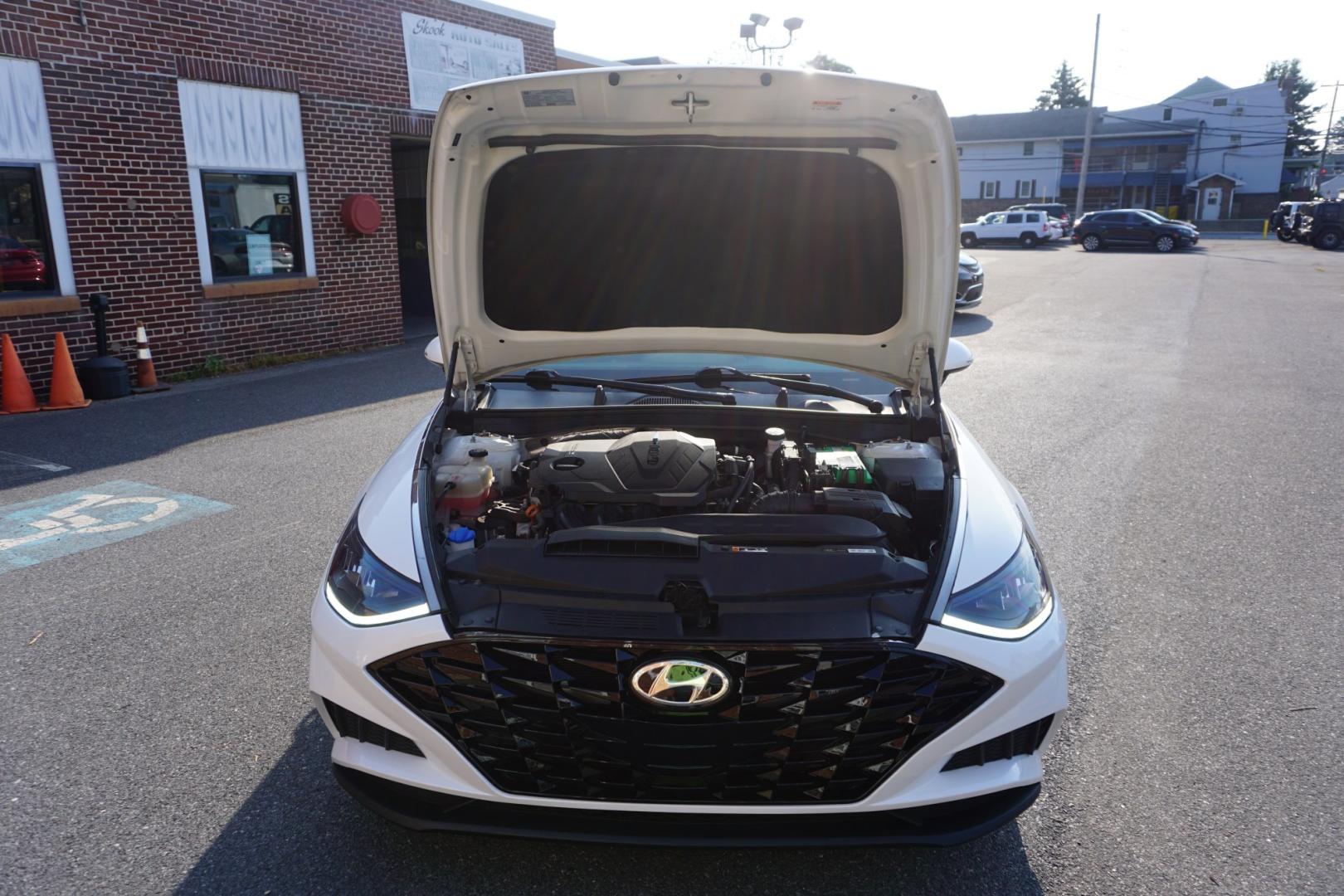 2021 WHITE /BLACK HYUNDAI SONATA SEL (5NPEF4JA5MH) with an 2.5L I4 engine, AUTOMATIC transmission, located at 312 Centre Ave, Schuylkill Haven, PA, 17972, (570) 593-5278, 40.638130, -76.177383- Photo#17