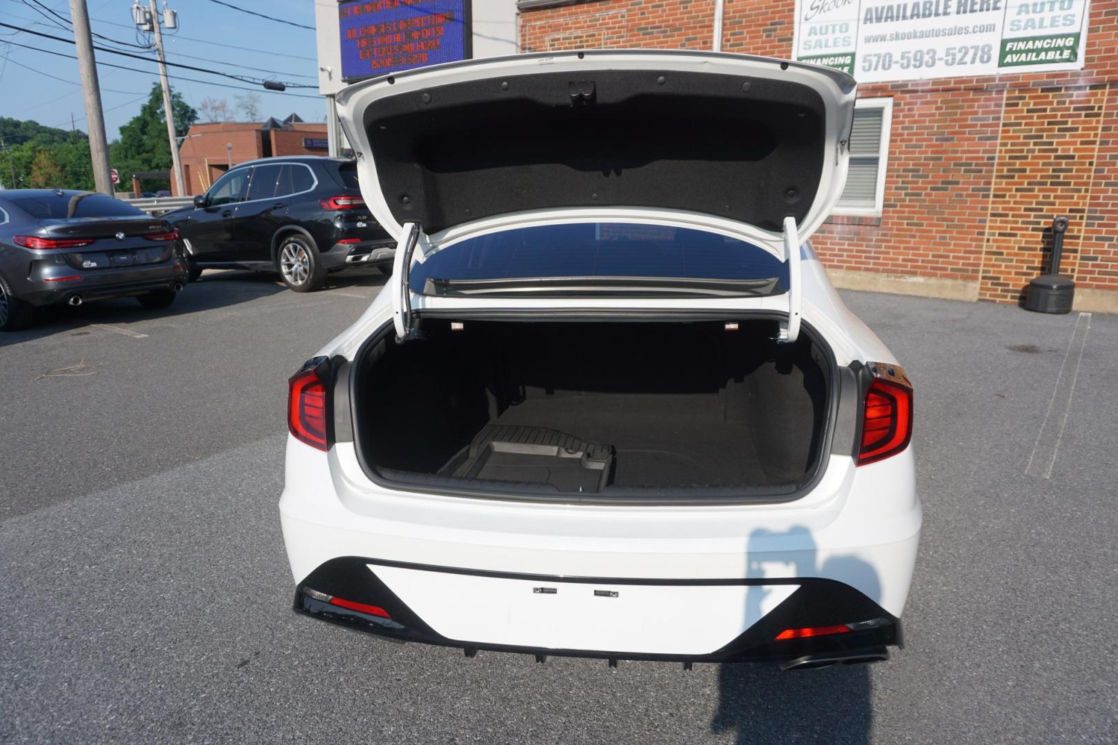 2021 WHITE /BLACK HYUNDAI SONATA SEL (5NPEF4JA5MH) with an 2.5L I4 engine, AUTOMATIC transmission, located at 312 Centre Ave, Schuylkill Haven, PA, 17972, (570) 593-5278, 40.638130, -76.177383- Photo#19