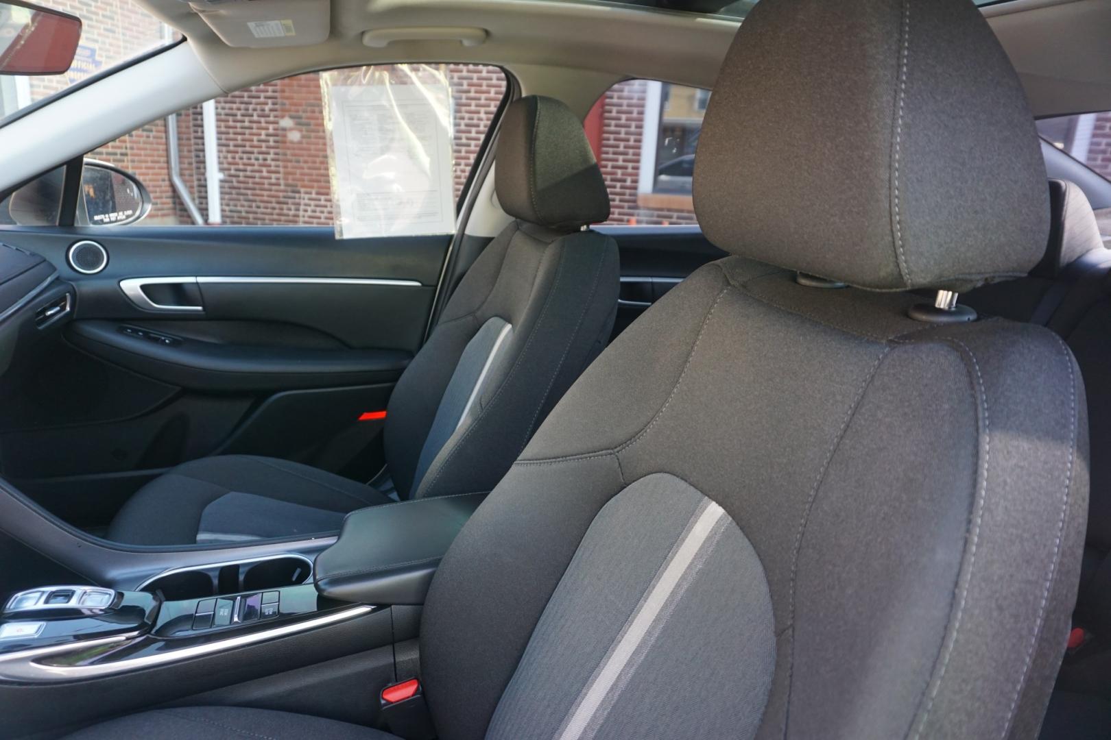 2021 WHITE /BLACK HYUNDAI SONATA SEL (5NPEF4JA5MH) with an 2.5L I4 engine, AUTOMATIC transmission, located at 312 Centre Ave, Schuylkill Haven, PA, 17972, (570) 593-5278, 40.638130, -76.177383- Photo#22
