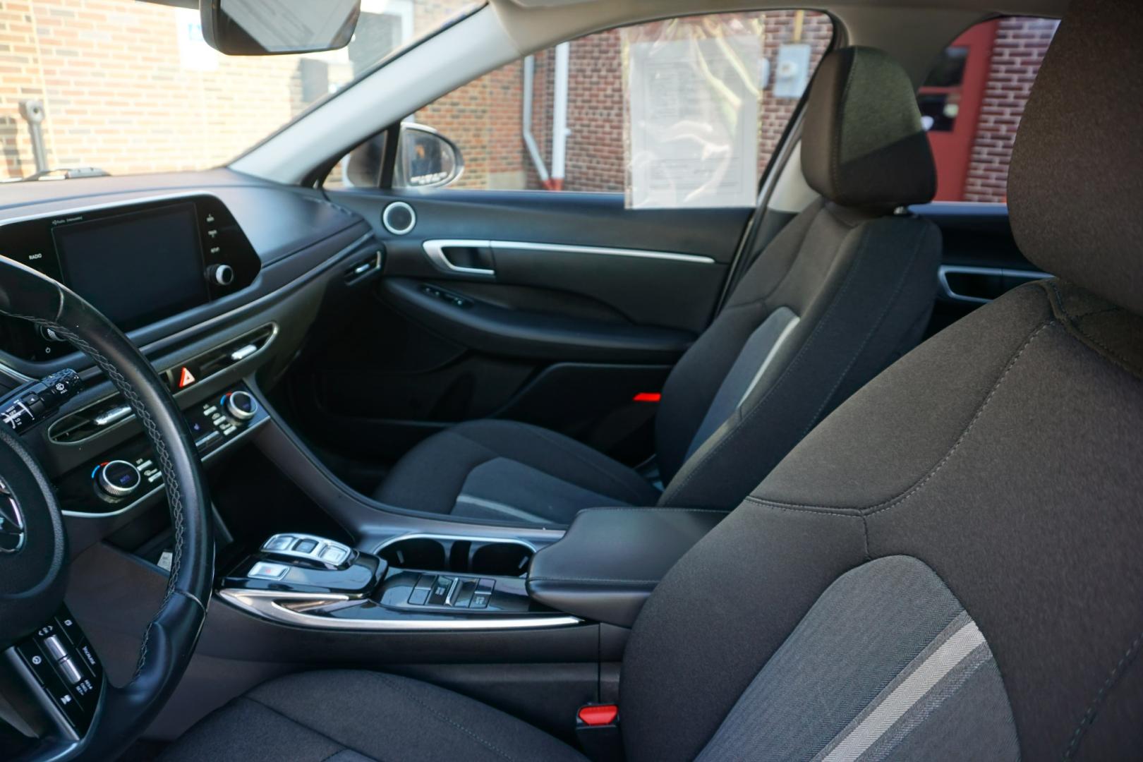 2021 WHITE /BLACK HYUNDAI SONATA SEL (5NPEF4JA5MH) with an 2.5L I4 engine, AUTOMATIC transmission, located at 312 Centre Ave, Schuylkill Haven, PA, 17972, (570) 593-5278, 40.638130, -76.177383- Photo#23