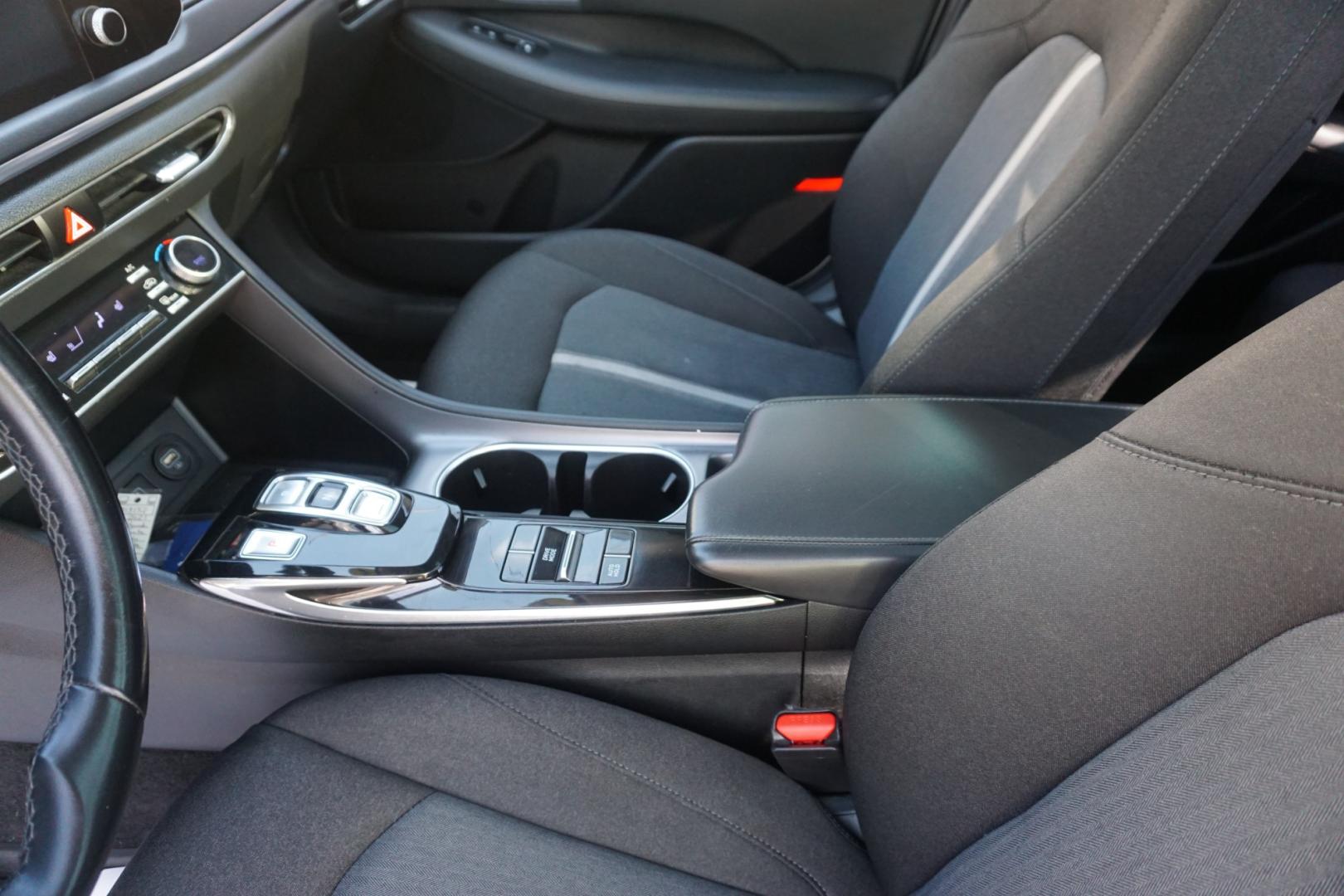 2021 WHITE /BLACK HYUNDAI SONATA SEL (5NPEF4JA5MH) with an 2.5L I4 engine, AUTOMATIC transmission, located at 312 Centre Ave, Schuylkill Haven, PA, 17972, (570) 593-5278, 40.638130, -76.177383- Photo#24