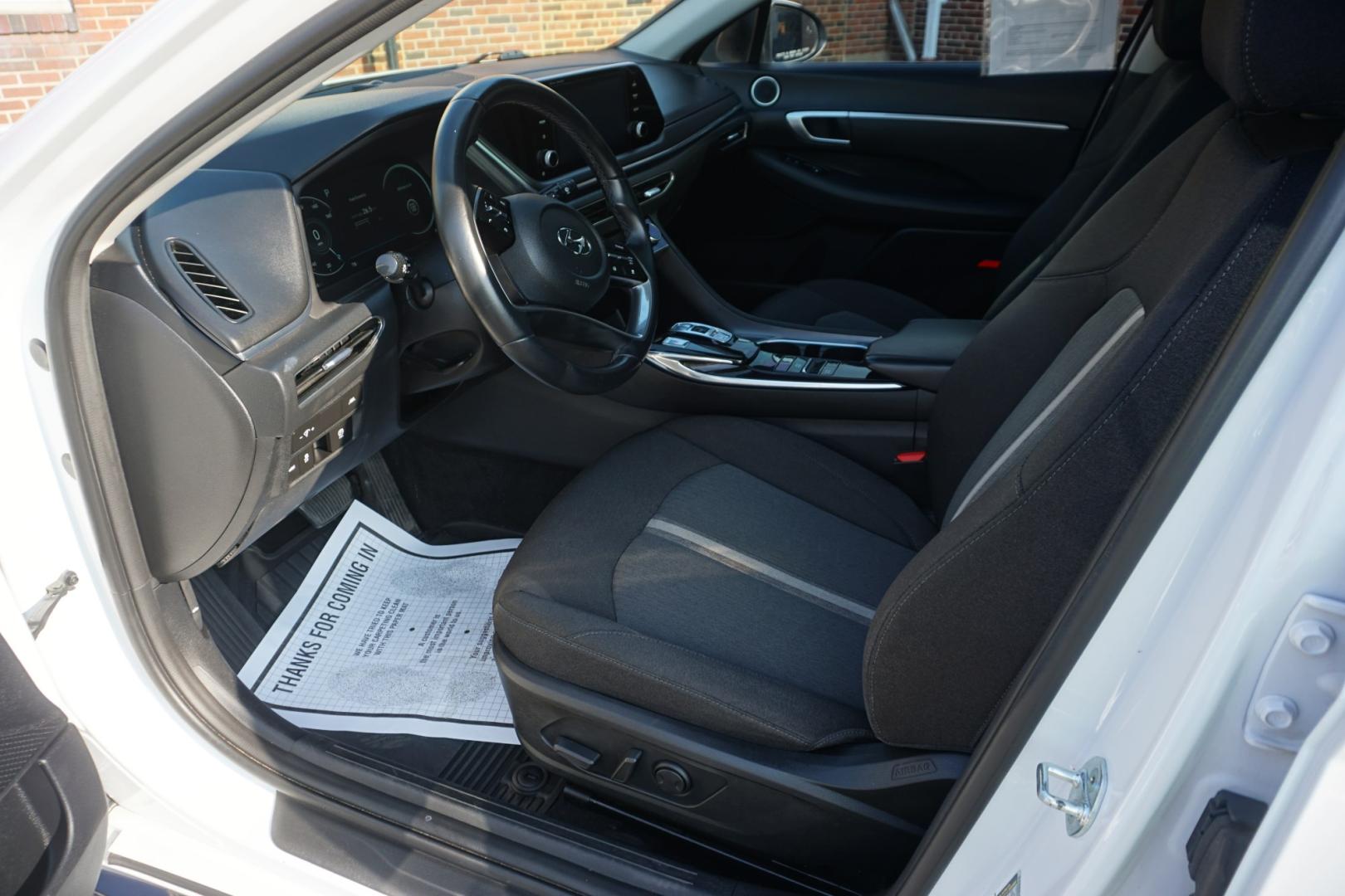 2021 WHITE /BLACK HYUNDAI SONATA SEL (5NPEF4JA5MH) with an 2.5L I4 engine, AUTOMATIC transmission, located at 312 Centre Ave, Schuylkill Haven, PA, 17972, (570) 593-5278, 40.638130, -76.177383- Photo#28