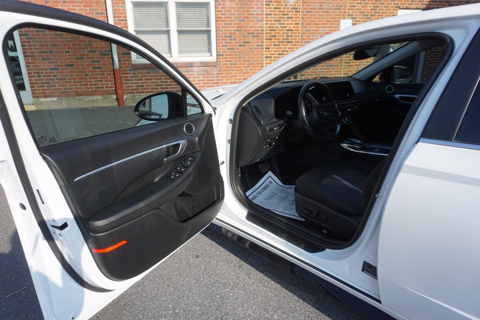 2021 WHITE /BLACK HYUNDAI SONATA SEL (5NPEF4JA5MH) with an 2.5L I4 engine, AUTOMATIC transmission, located at 312 Centre Ave, Schuylkill Haven, PA, 17972, (570) 593-5278, 40.638130, -76.177383- Photo#29