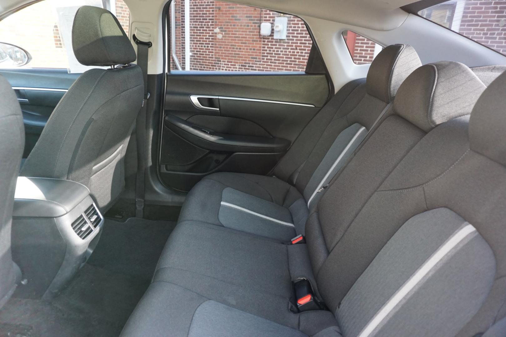 2021 WHITE /BLACK HYUNDAI SONATA SEL (5NPEF4JA5MH) with an 2.5L I4 engine, AUTOMATIC transmission, located at 312 Centre Ave, Schuylkill Haven, PA, 17972, (570) 593-5278, 40.638130, -76.177383- Photo#31