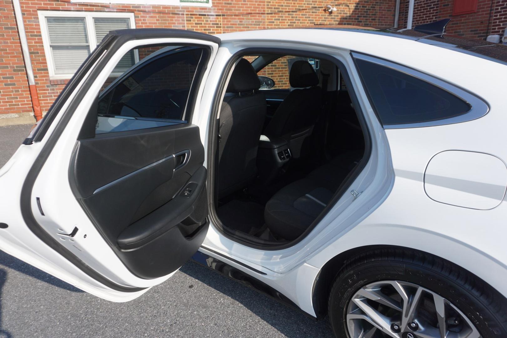 2021 WHITE /BLACK HYUNDAI SONATA SEL (5NPEF4JA5MH) with an 2.5L I4 engine, AUTOMATIC transmission, located at 312 Centre Ave, Schuylkill Haven, PA, 17972, (570) 593-5278, 40.638130, -76.177383- Photo#34