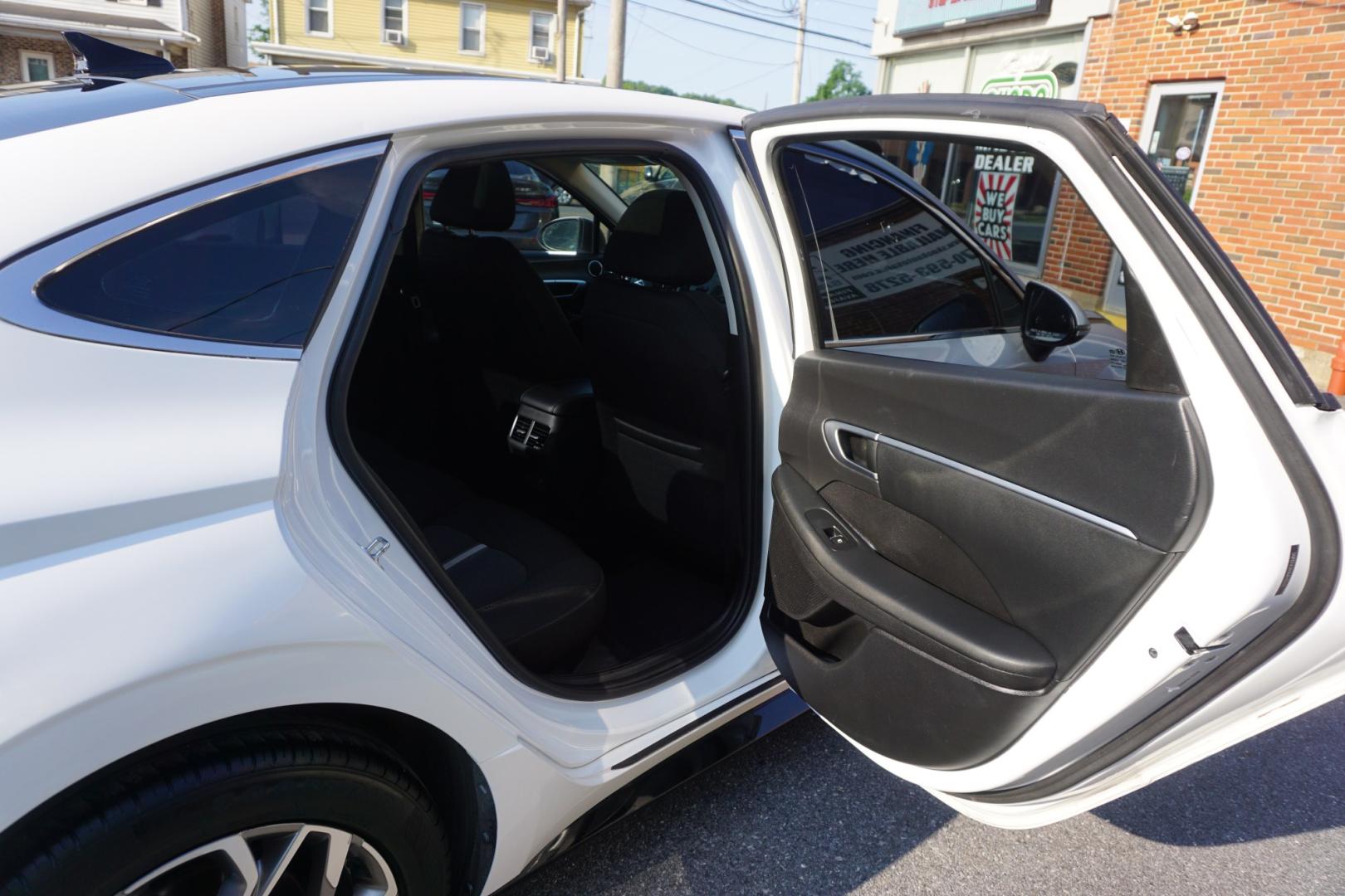 2021 WHITE /BLACK HYUNDAI SONATA SEL (5NPEF4JA5MH) with an 2.5L I4 engine, AUTOMATIC transmission, located at 312 Centre Ave, Schuylkill Haven, PA, 17972, (570) 593-5278, 40.638130, -76.177383- Photo#39