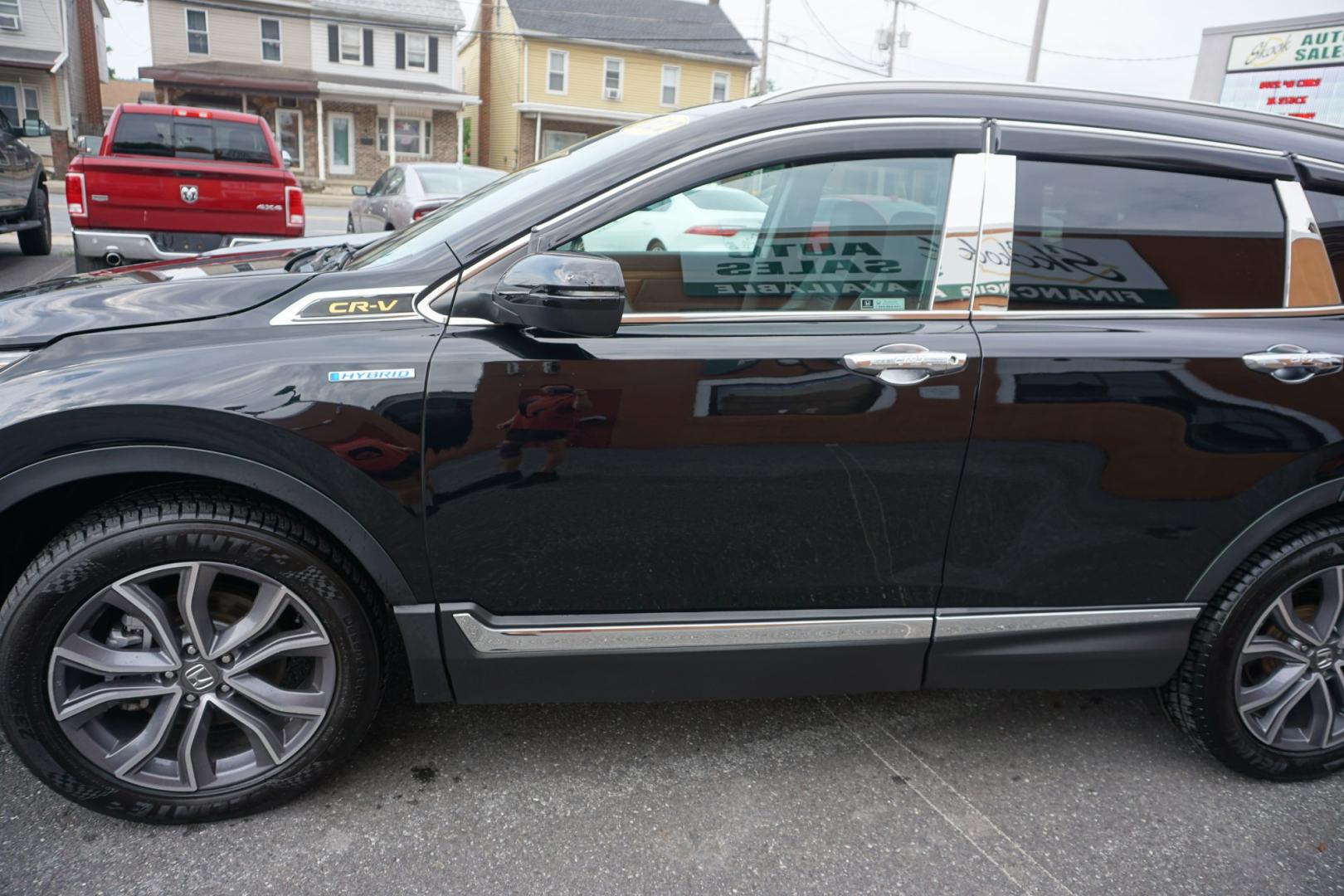 2022 BLACK /BLACK HONDA CR-V HYBRID TOURING (5J6RT6H94NL) with an 2L I4 engine, CVT transmission, located at 312 Centre Ave, Schuylkill Haven, PA, 17972, (570) 593-5278, 40.638130, -76.177383- Photo#4