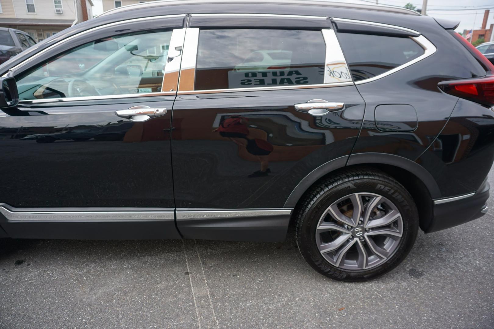 2022 BLACK /BLACK HONDA CR-V HYBRID TOURING (5J6RT6H94NL) with an 2L I4 engine, CVT transmission, located at 312 Centre Ave, Schuylkill Haven, PA, 17972, (570) 593-5278, 40.638130, -76.177383- Photo#5
