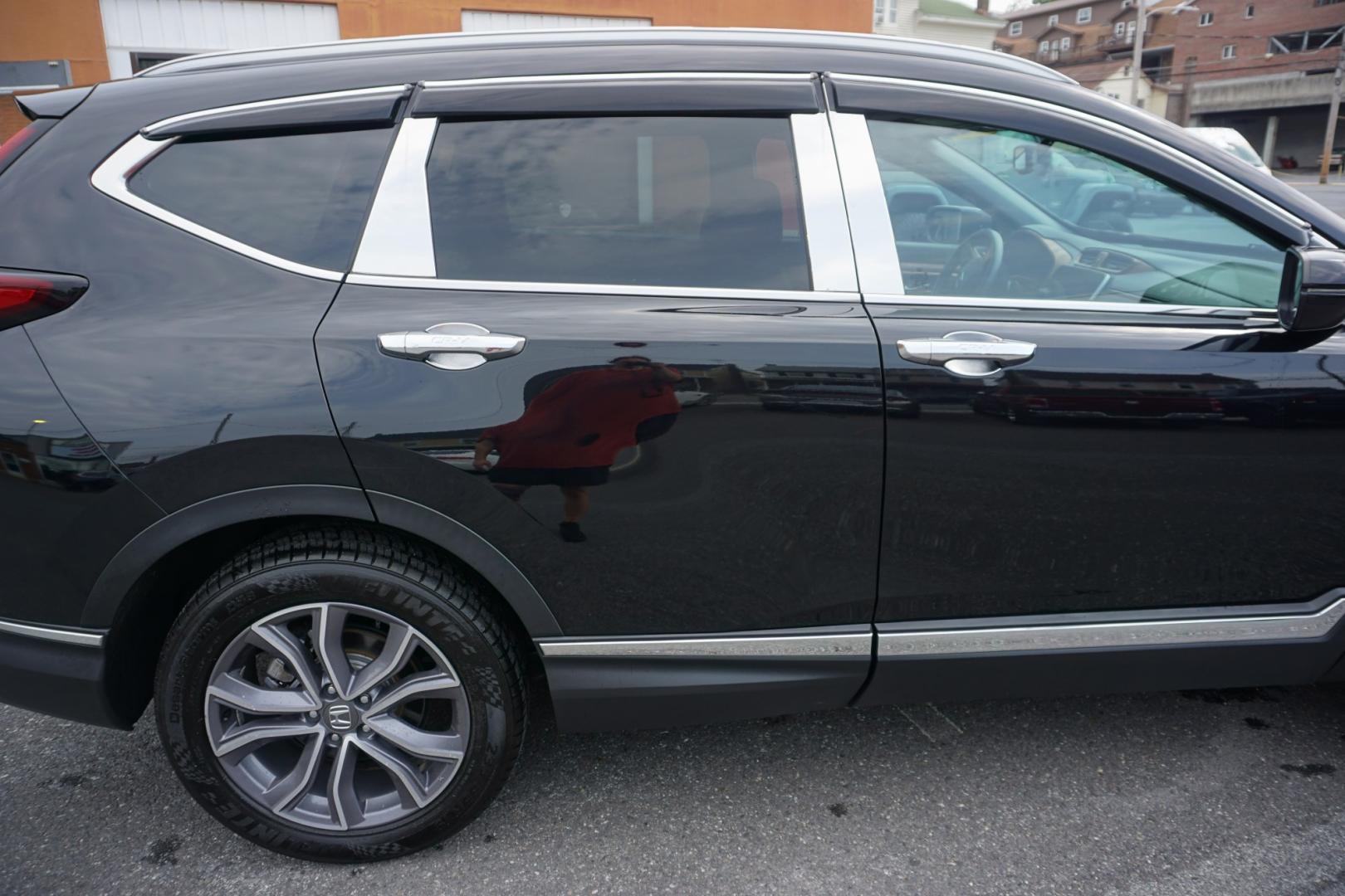 2022 BLACK /BLACK HONDA CR-V HYBRID TOURING (5J6RT6H94NL) with an 2L I4 engine, CVT transmission, located at 312 Centre Ave, Schuylkill Haven, PA, 17972, (570) 593-5278, 40.638130, -76.177383- Photo#12