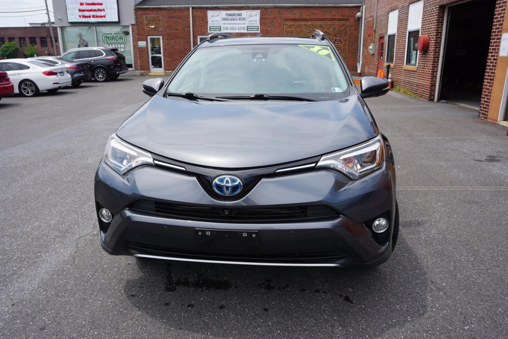 2018 GRAY /GRAY TOYOTA RAV4 LIMITED (JTMDJREV6JD) with an 2.5L I4 engine, Automatic transmission, located at 312 Centre Ave, Schuylkill Haven, PA, 17972, (570) 593-5278, 40.638130, -76.177383- Photo#1