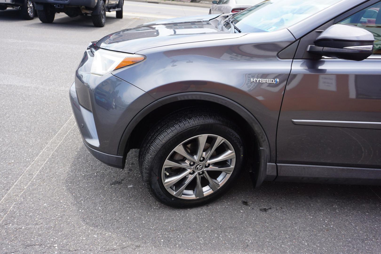 2018 GRAY /GRAY TOYOTA RAV4 LIMITED (JTMDJREV6JD) with an 2.5L I4 engine, Automatic transmission, located at 312 Centre Ave, Schuylkill Haven, PA, 17972, (570) 593-5278, 40.638130, -76.177383- Photo#4