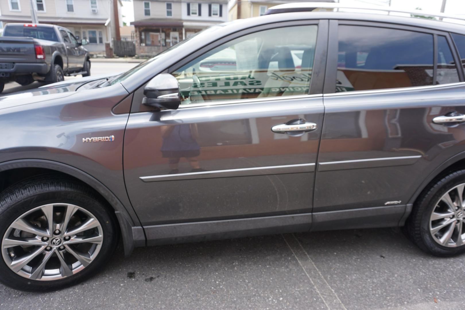2018 GRAY /GRAY TOYOTA RAV4 LIMITED (JTMDJREV6JD) with an 2.5L I4 engine, Automatic transmission, located at 312 Centre Ave, Schuylkill Haven, PA, 17972, (570) 593-5278, 40.638130, -76.177383- Photo#5