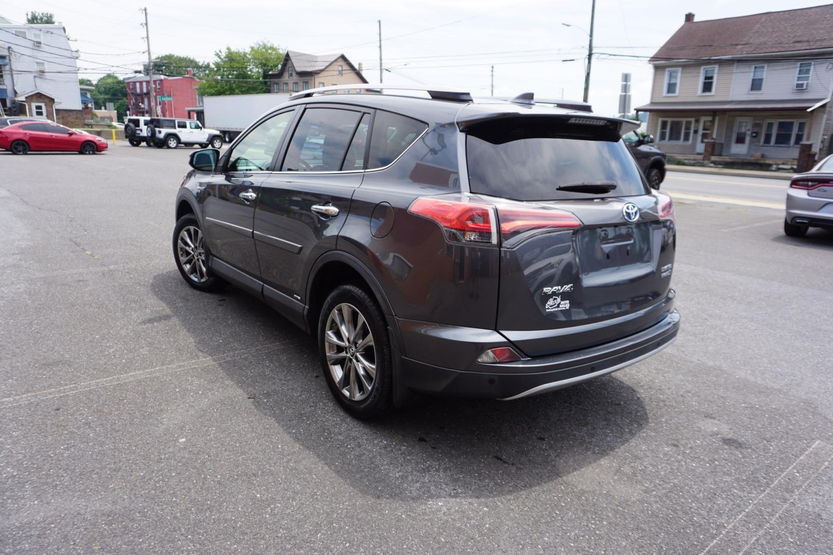2018 GRAY /GRAY TOYOTA RAV4 LIMITED (JTMDJREV6JD) with an 2.5L I4 engine, Automatic transmission, located at 312 Centre Ave, Schuylkill Haven, PA, 17972, (570) 593-5278, 40.638130, -76.177383- Photo#8