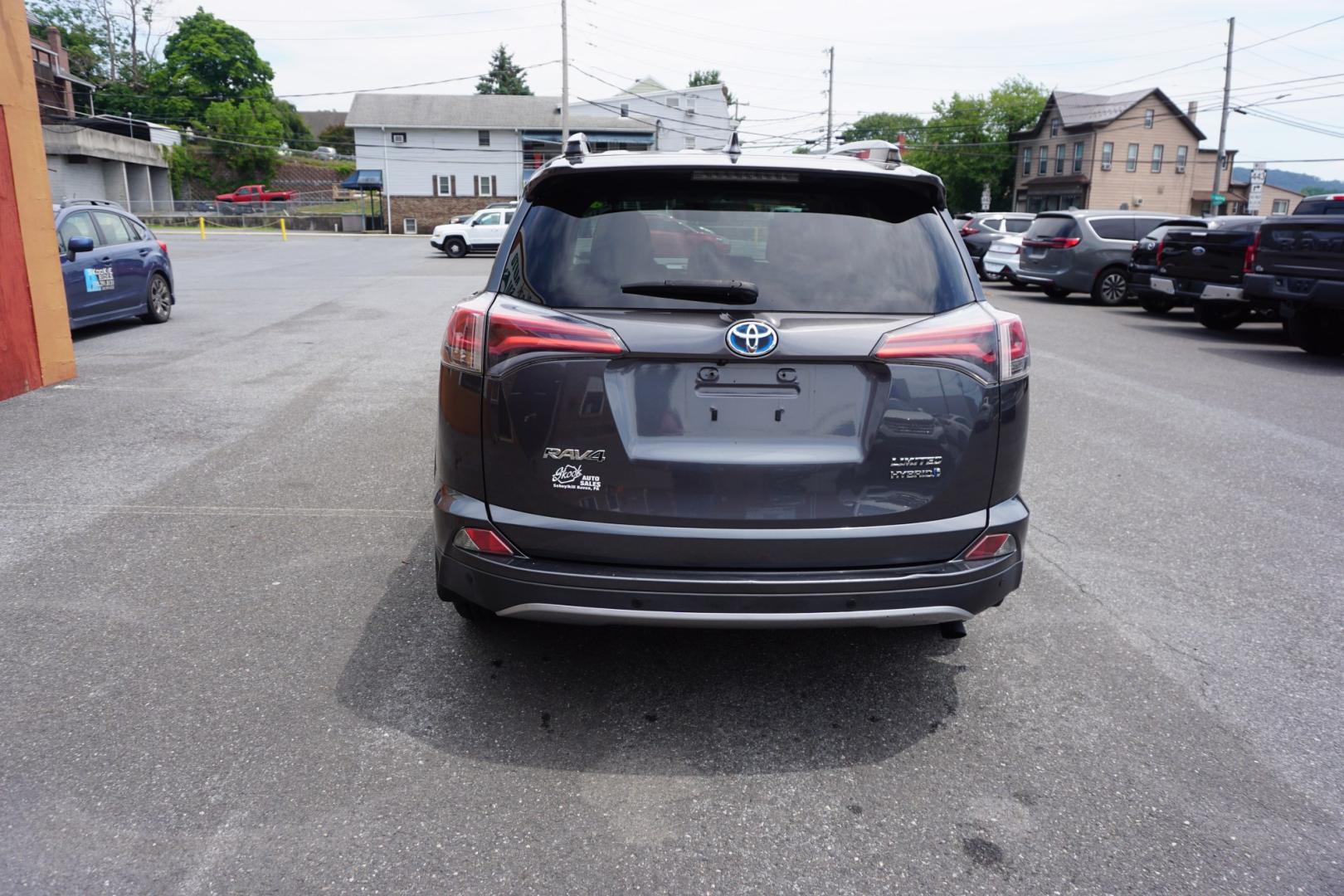 2018 GRAY /GRAY TOYOTA RAV4 LIMITED (JTMDJREV6JD) with an 2.5L I4 engine, Automatic transmission, located at 312 Centre Ave, Schuylkill Haven, PA, 17972, (570) 593-5278, 40.638130, -76.177383- Photo#9