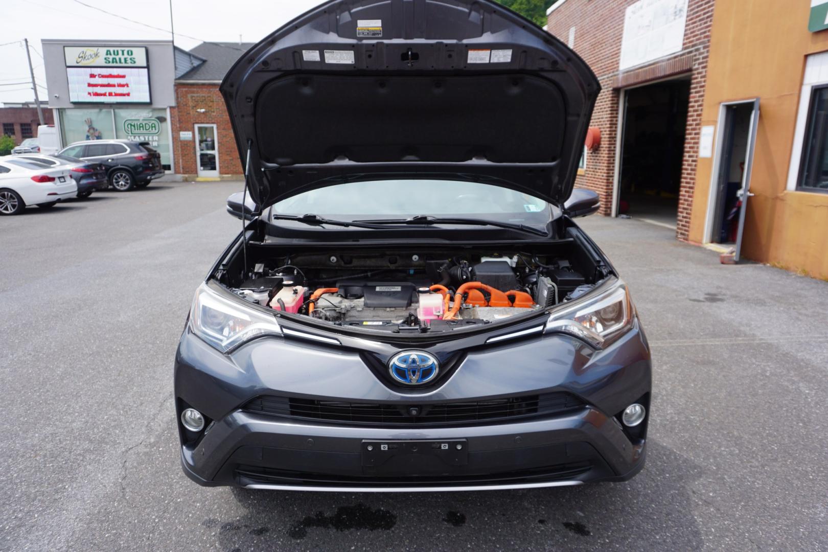 2018 GRAY /GRAY TOYOTA RAV4 LIMITED (JTMDJREV6JD) with an 2.5L I4 engine, Automatic transmission, located at 312 Centre Ave, Schuylkill Haven, PA, 17972, (570) 593-5278, 40.638130, -76.177383- Photo#17