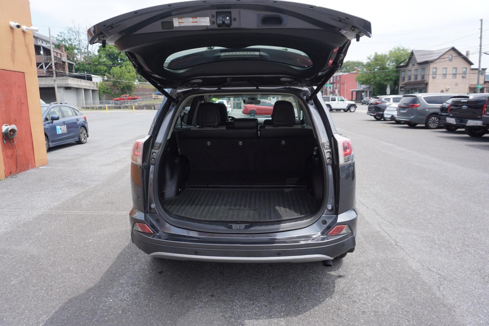 2018 GRAY /GRAY TOYOTA RAV4 LIMITED (JTMDJREV6JD) with an 2.5L I4 engine, Automatic transmission, located at 312 Centre Ave, Schuylkill Haven, PA, 17972, (570) 593-5278, 40.638130, -76.177383- Photo#30