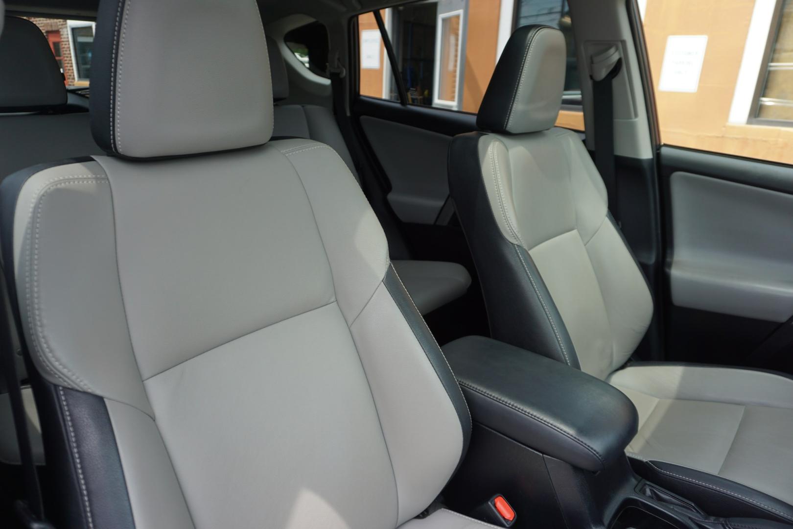 2018 GRAY /GRAY TOYOTA RAV4 LIMITED (JTMDJREV6JD) with an 2.5L I4 engine, Automatic transmission, located at 312 Centre Ave, Schuylkill Haven, PA, 17972, (570) 593-5278, 40.638130, -76.177383- Photo#39