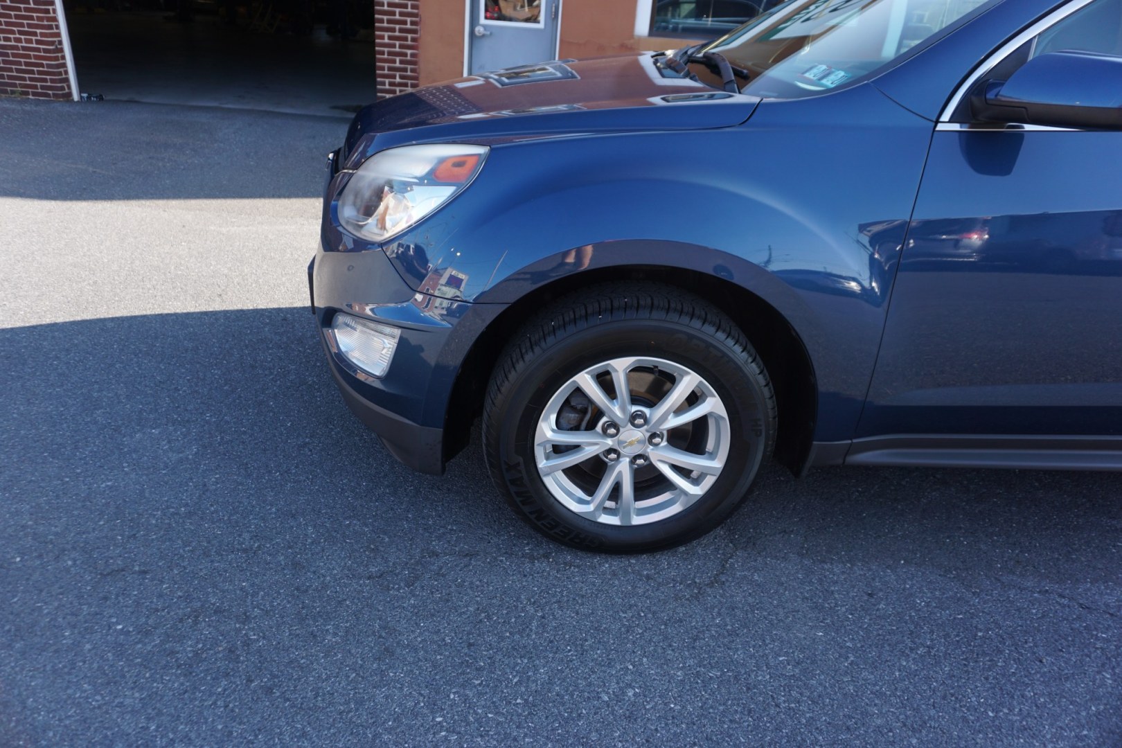 2017 BLUE /BLACK CHEVROLET EQUINOX LT (2GNFLFEK1H6) with an 2.4L I4 engine, AUTOMATIC transmission, located at 312 Centre Ave, Schuylkill Haven, PA, 17972, (570) 593-5278, 40.638130, -76.177383- Photo#3