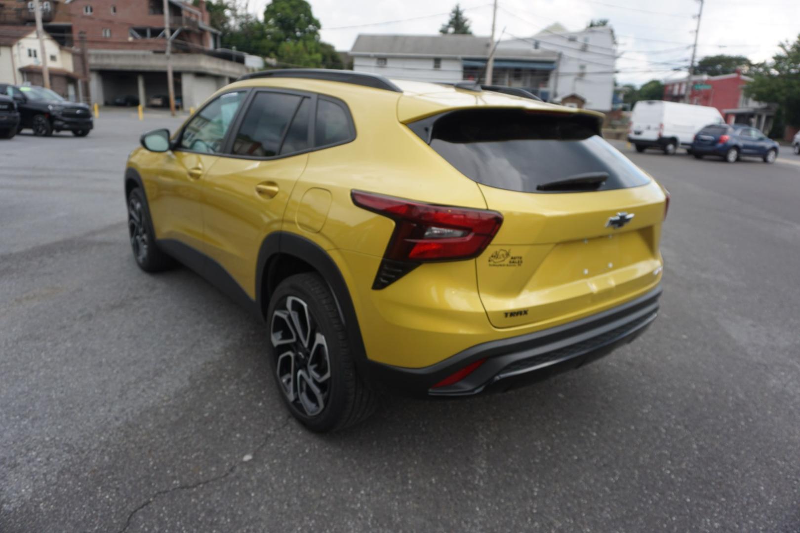 2024 /GRAY CHEVROLET TRAX 2RS (KL77LJE29RC) with an 1.2L I3 engine, AUTOMATIC transmission, located at 312 Centre Ave, Schuylkill Haven, PA, 17972, (570) 593-5278, 40.638130, -76.177383- Photo#6